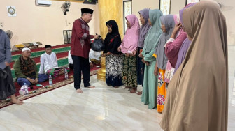 Buka Puasa Bersama Pemdes Kampung Baru, Ketua DPRD Tanjabbar Beri Sembako ke Masyarakat
