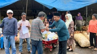 Momen Ramadhan, Anggota DPRD Tanjabbar Albert Chaniago Sambangi Pekerja Gudang Kelapa dan Bagikan Sembako