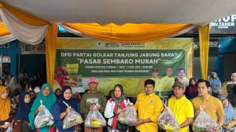Ketua Komisi II DPRD Tanjab Barat Bersama Golkar Gelar Operasi Pasar Murah, Warga Antusias Serbu Sembako
